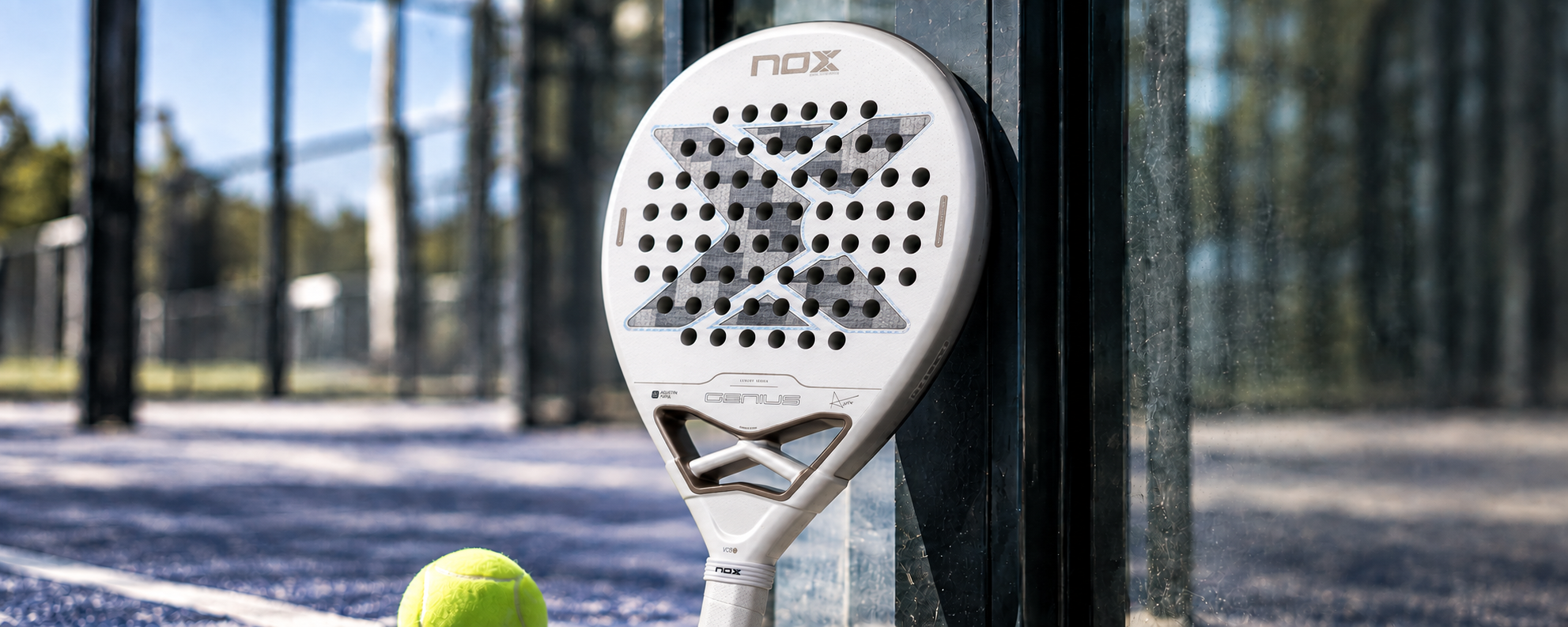 NOX Genius 12K Alum XTREM Lite 2027 reket padeliväljaku ääres – tootefoto põhjal loodud illustratsioon